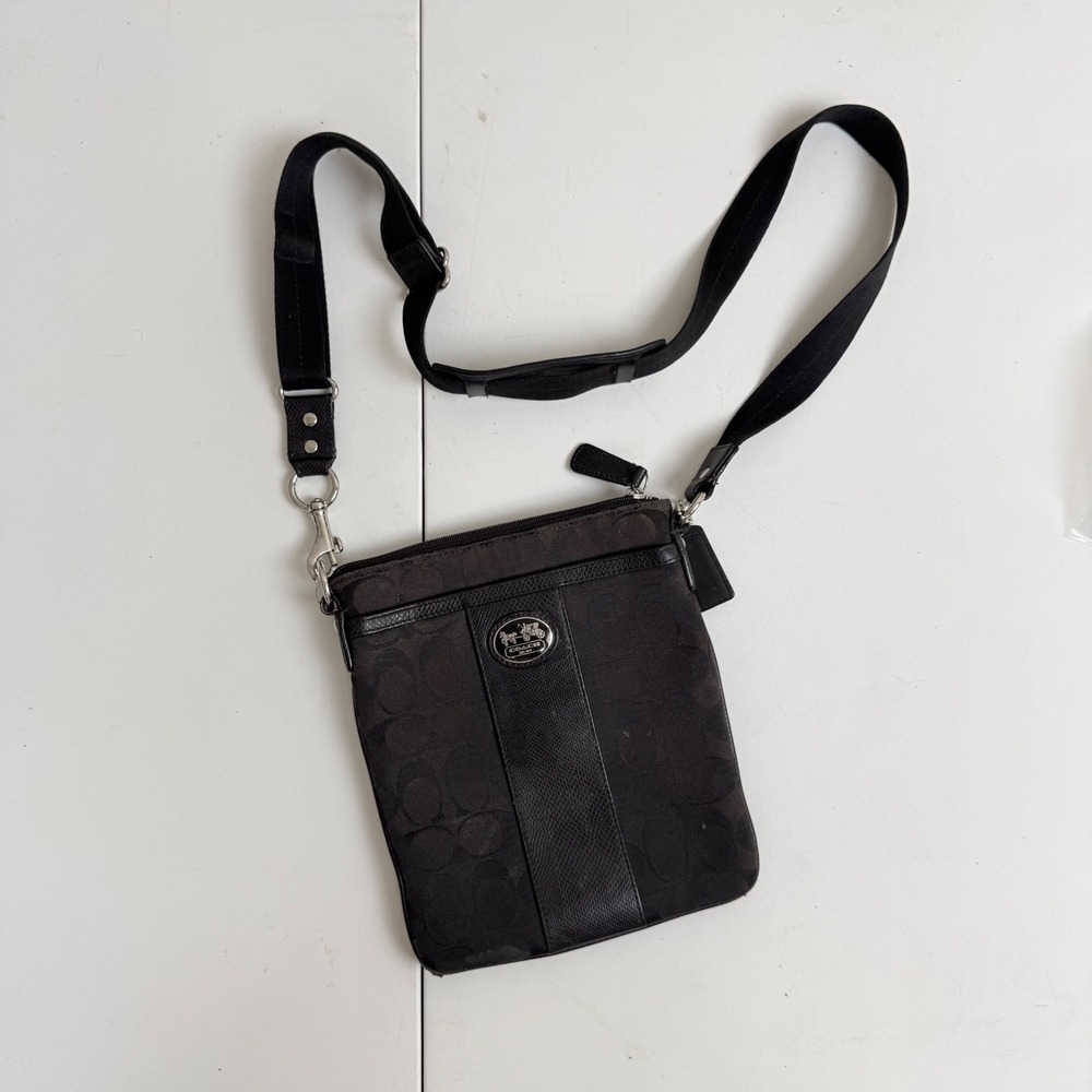 Women's Coach D1120-43976 Black Small‎ Shoulder Bag Purse Monogram Wear
